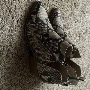 Universal thread size 10 snake print